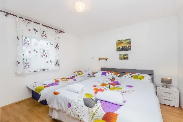 House with Private Pool in Pinezići for 6