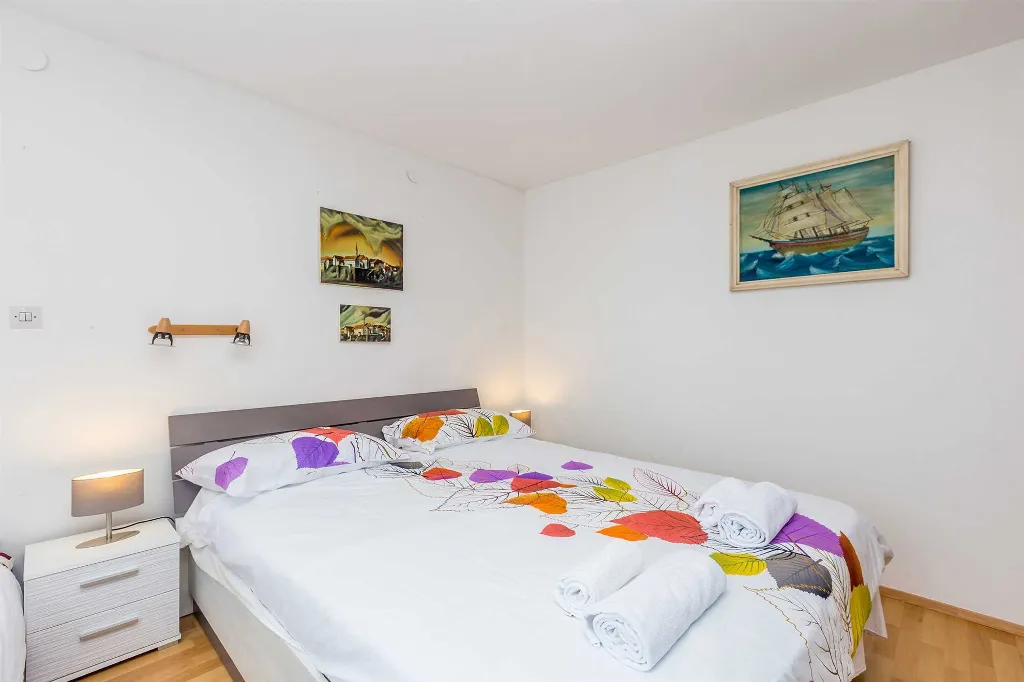 House with Private Pool in Pinezići for 6