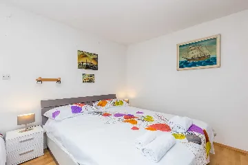 House with Private Pool in Pinezići for 6