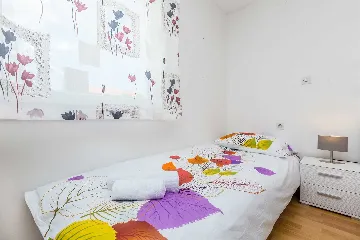 House with Private Pool in Pinezići for 6