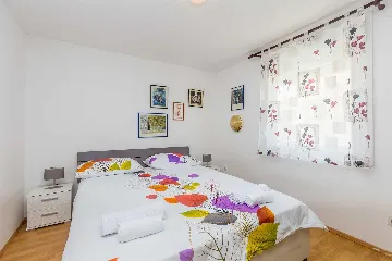 House with Private Pool in Pinezići for 6