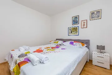 House with Private Pool in Pinezići for 6