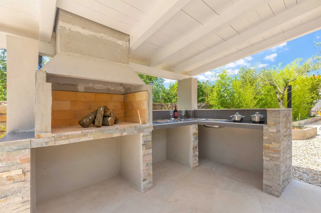 House with Private Pool in Pinezići for 6