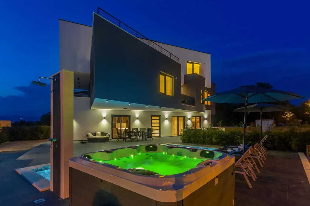 2-Bedroom Apartment with Private Pool in Njivice
