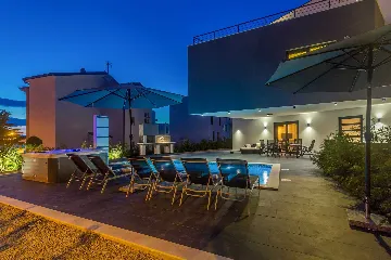 2-Bedroom Apartment with Private Pool in Njivice