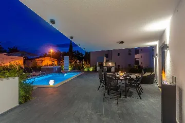 2-Bedroom Apartment with Private Pool in Njivice