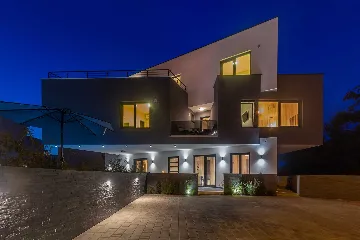 2-Bedroom Apartment with Private Pool in Njivice