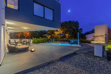 2-Bedroom Apartment with Private Pool in Njivice