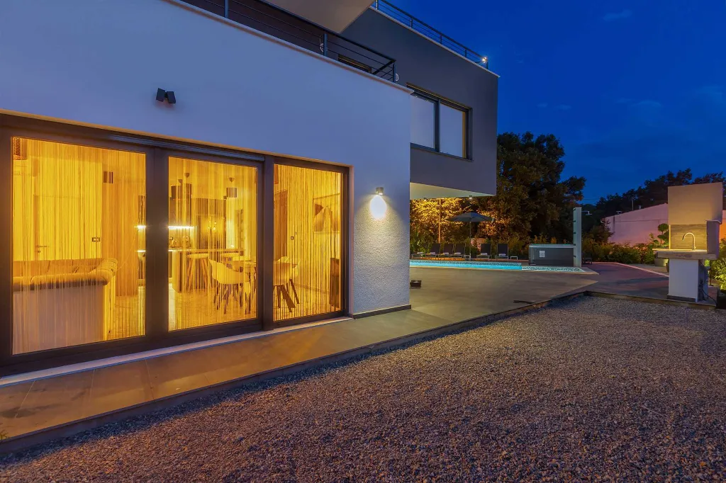 2-Bedroom Apartment with Private Pool in Njivice