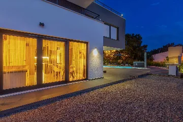 2-Bedroom Apartment with Private Pool in Njivice