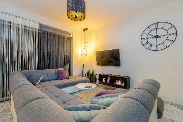 2-Bedroom Apartment with Private Pool in Njivice