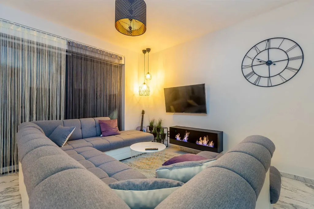 2-Bedroom Apartment with Private Pool in Njivice