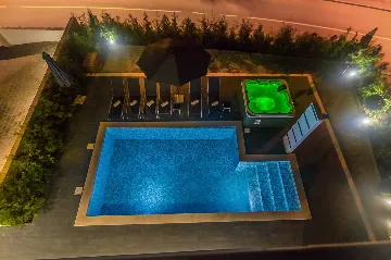 2-Bedroom Apartment with Private Pool in Njivice