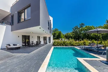 2-Bedroom Apartment with Private Pool in Njivice