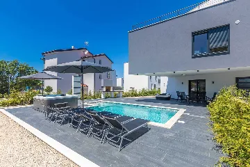 2-Bedroom Apartment with Private Pool in Njivice