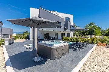 2-Bedroom Apartment with Private Pool in Njivice