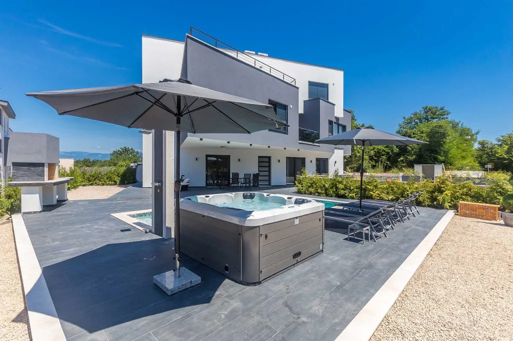2-Bedroom Apartment with Private Pool in Njivice