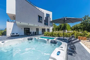 2-Bedroom Apartment with Private Pool in Njivice