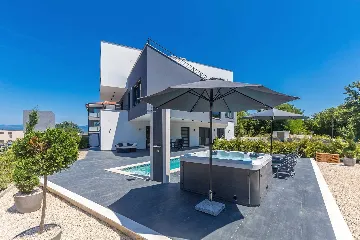 2-Bedroom Apartment with Private Pool in Njivice