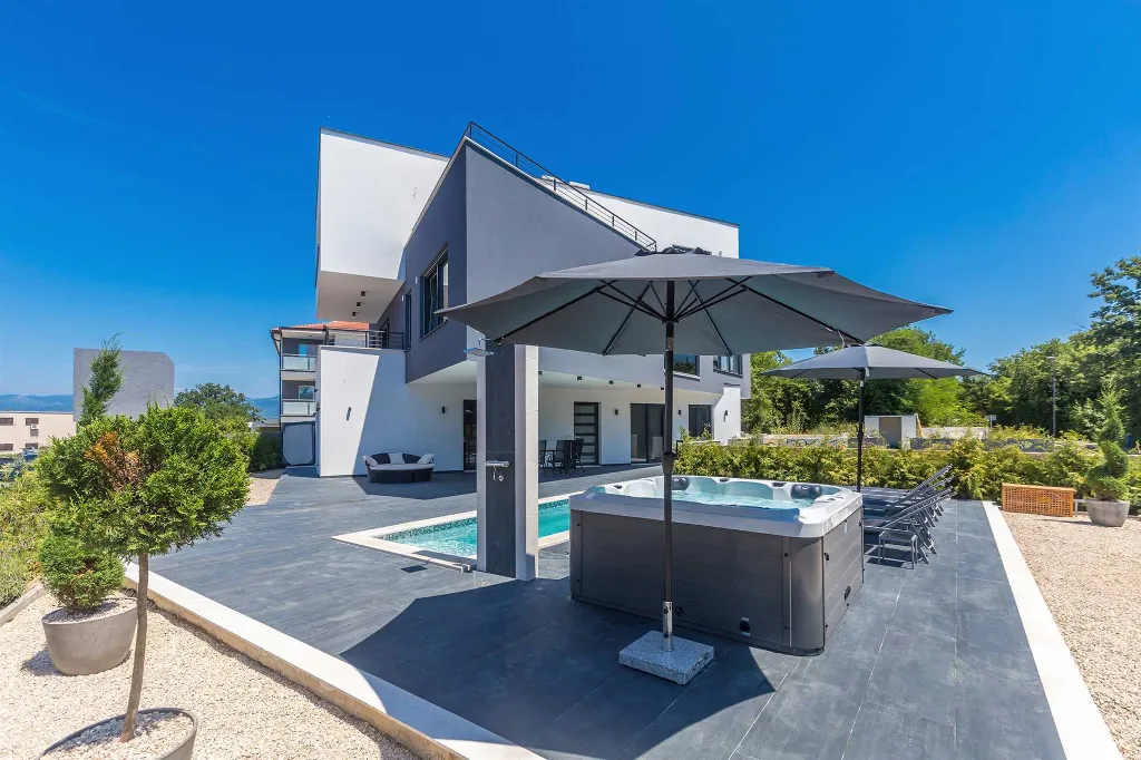 2-Bedroom Apartment with Private Pool in Njivice