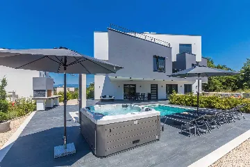 2-Bedroom Apartment with Private Pool in Njivice