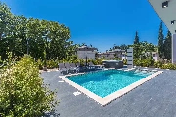 2-Bedroom Apartment with Private Pool in Njivice