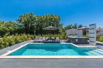 2-Bedroom Apartment with Private Pool in Njivice