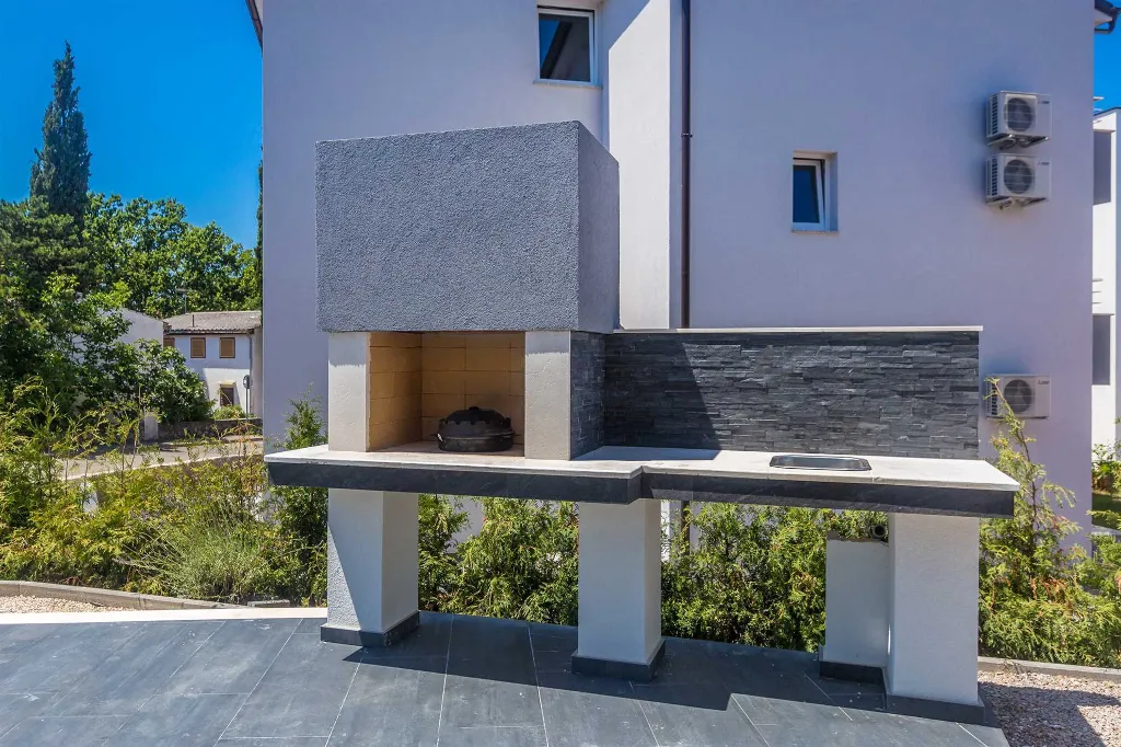 2-Bedroom Apartment with Private Pool in Njivice