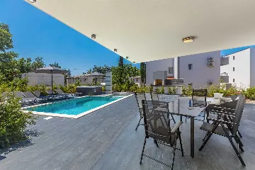 2-Bedroom Apartment with Private Pool in Njivice