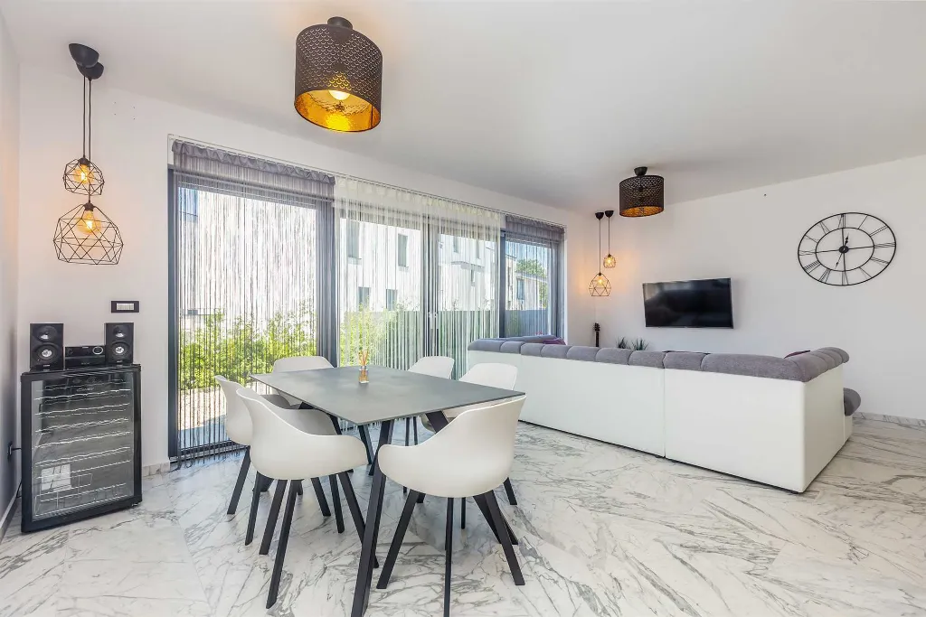 2-Bedroom Apartment with Private Pool in Njivice