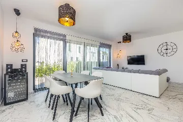 2-Bedroom Apartment with Private Pool in Njivice