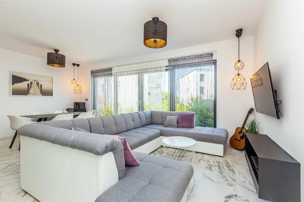 2-Bedroom Apartment with Private Pool in Njivice