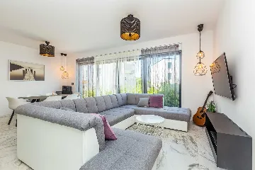 2-Bedroom Apartment with Private Pool in Njivice