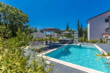 2-Bedroom Apartment with Private Pool in Njivice