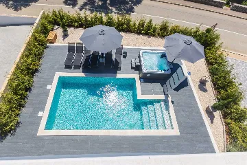 2-Bedroom Apartment with Private Pool in Njivice