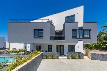 2-Bedroom Apartment with Private Pool in Njivice