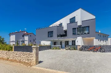 2-Bedroom Apartment with Private Pool in Njivice