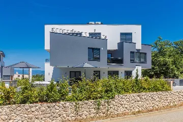 2-Bedroom Apartment with Private Pool in Njivice