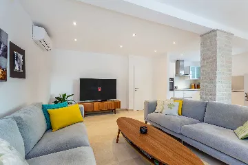 House with Private Pool in Milovčići for 8 Guests