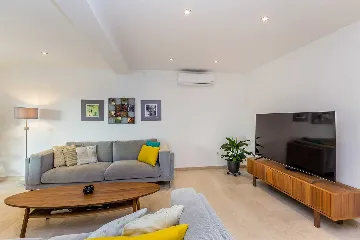 House with Private Pool in Milovčići for 8 Guests