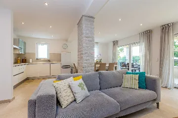 House with Private Pool in Milovčići for 8 Guests