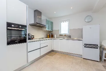 House with Private Pool in Milovčići for 8 Guests