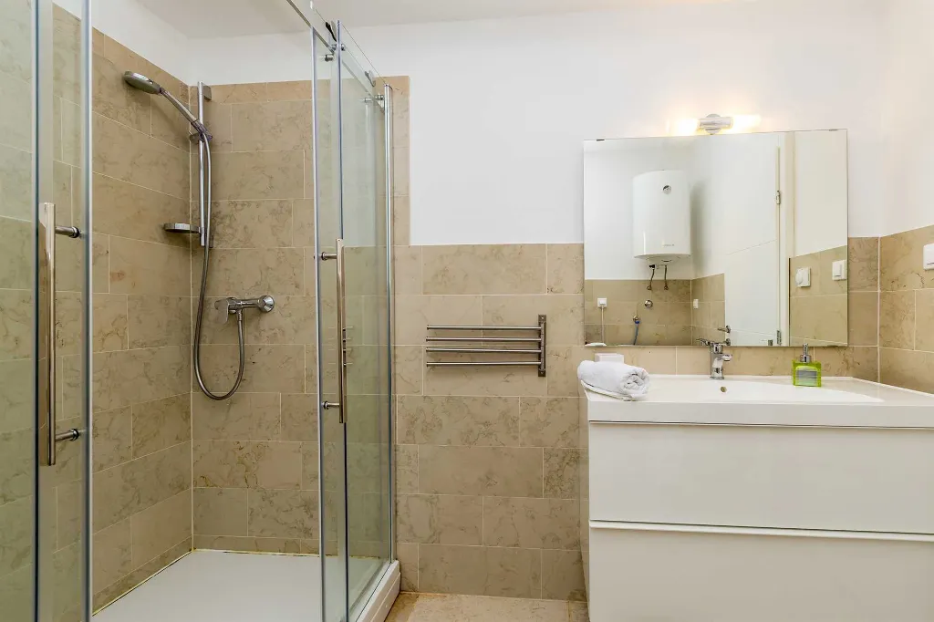 House with Private Pool in Milovčići for 8 Guests