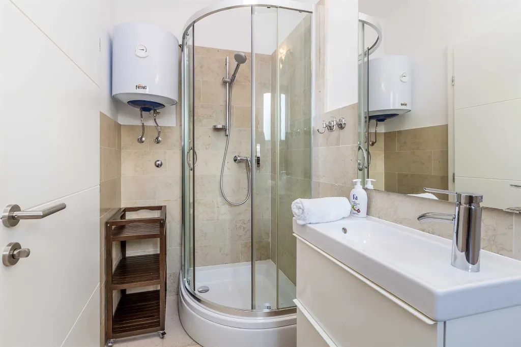 House with Private Pool in Milovčići for 8 Guests