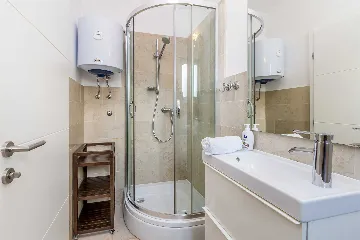 House with Private Pool in Milovčići for 8 Guests