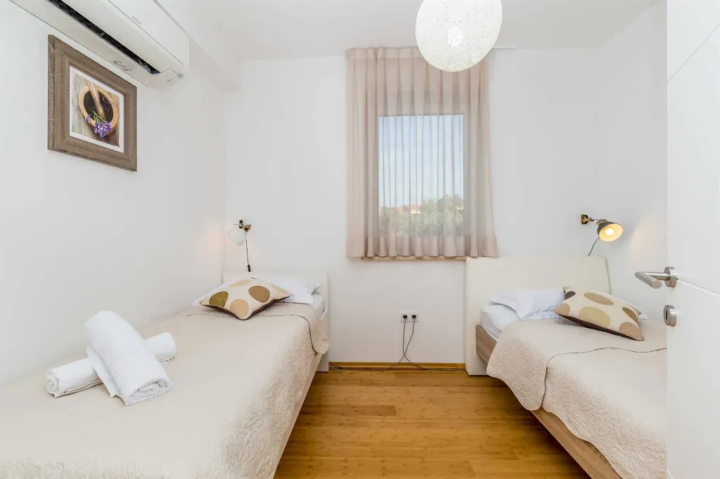 House with Private Pool in Milovčići for 8 Guests