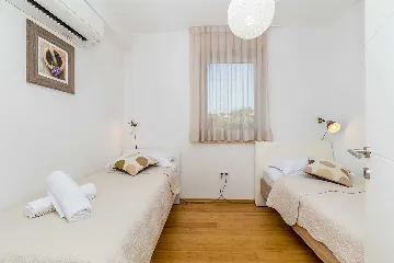 House with Private Pool in Milovčići for 8 Guests