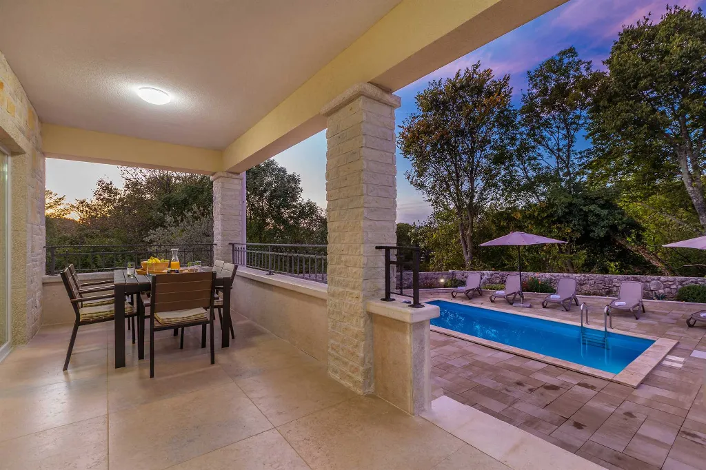 House with Private Pool in Milovčići for 8 Guests