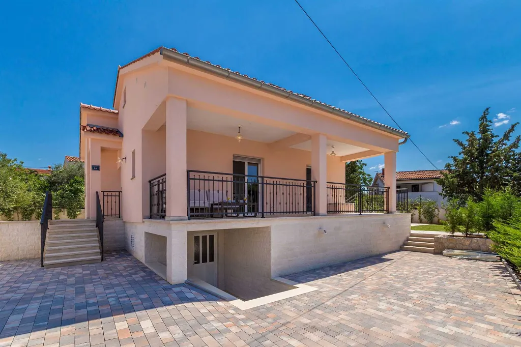 House in Pinezići with Private Pool for 6