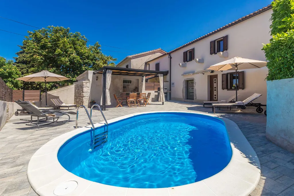 Milohnići House for Up to 8 with Heated Pool